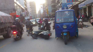 ��ɽ����Ħ����ײ �·��󻹶��ִ���